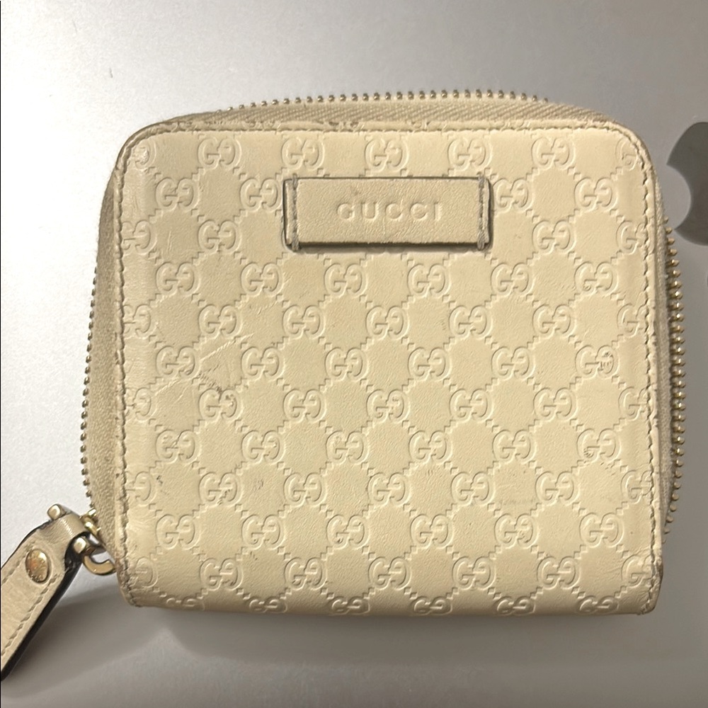 Gucci Cream Leather Wallet EUC some minor edge wear snap snappy zipper zippy